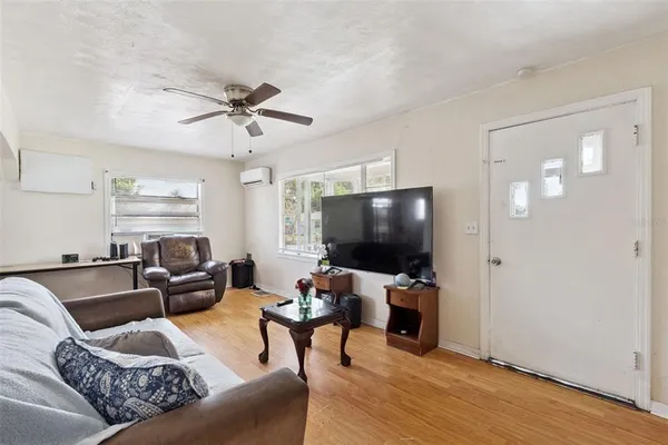 $265,000 | 806 South Main Avenue, Groveland, FL 34736