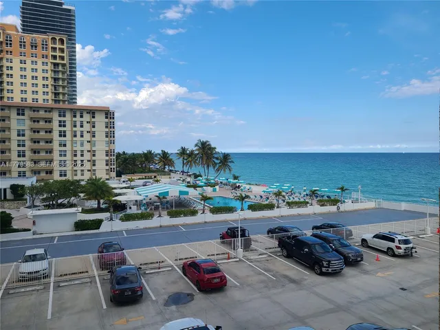 a view of a parking area