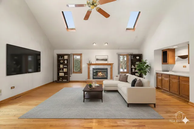 $595,000 | 1190 Woodcreek Lane, Hoffman Estates, IL 60169