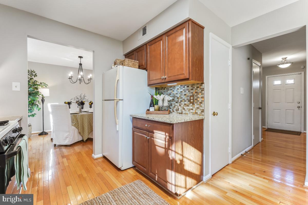 8822 Rachell Court Manassas, VA 20110 - Photo 12 of 47 Nice and Open to Other Rooms