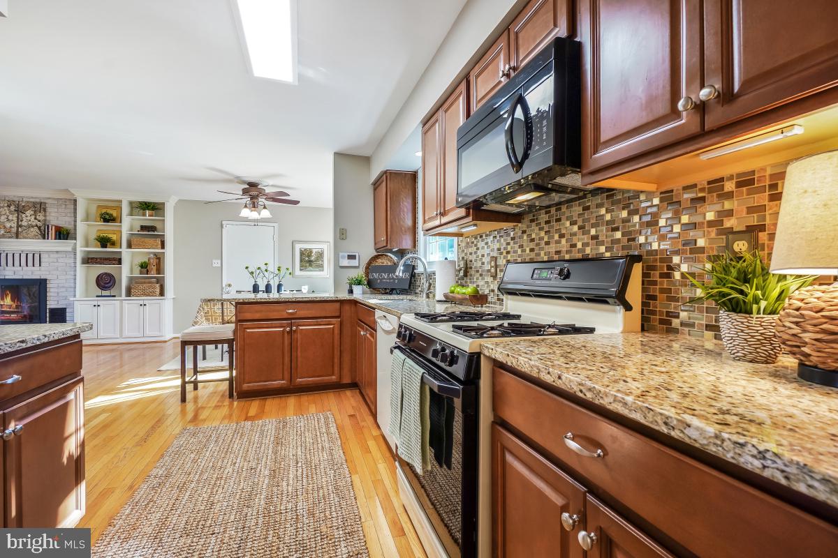 8822 Rachell Court Manassas, VA 20110 - Photo 8 of 47 Stunning Kitchen Makeover!