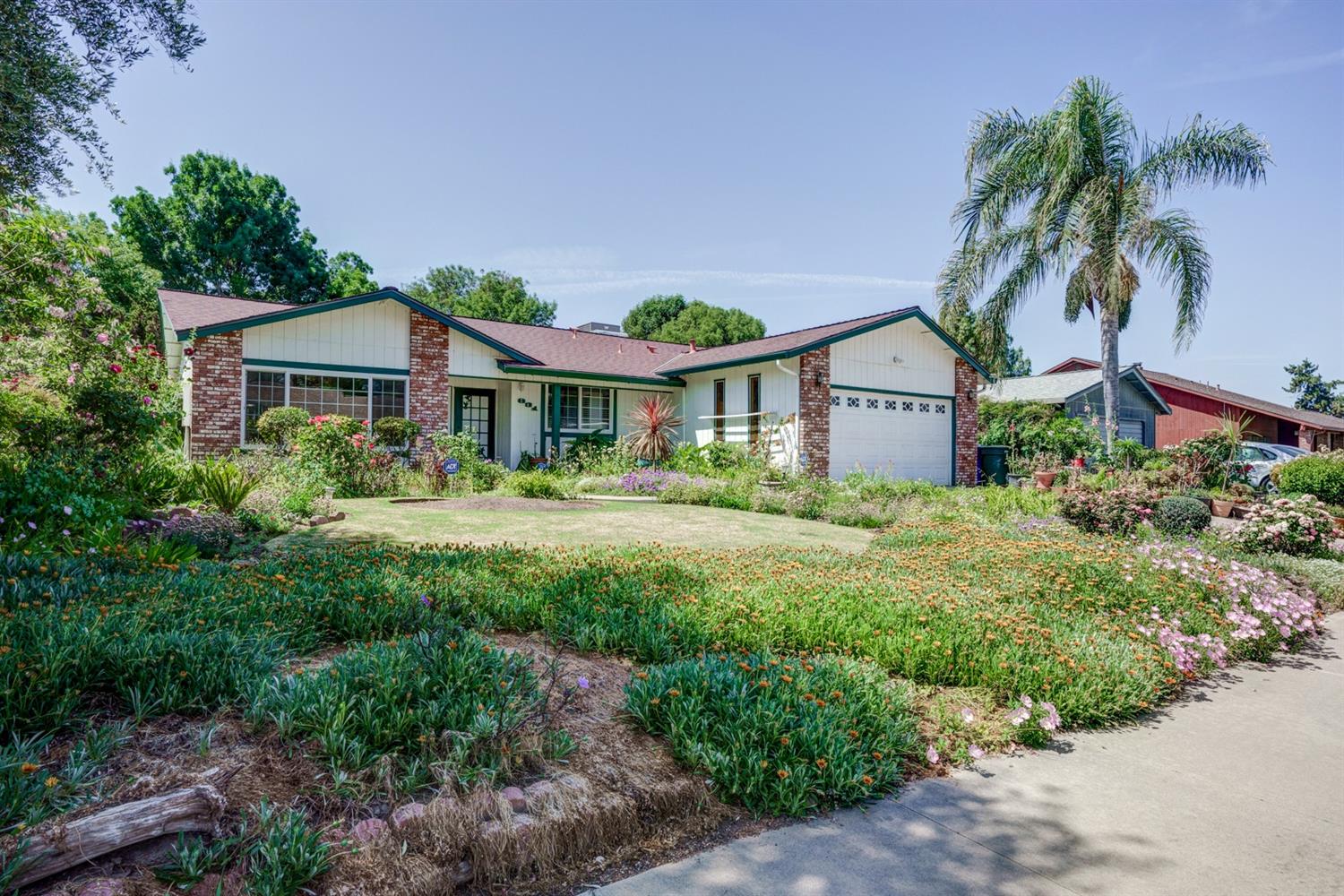 831 Redwood Lane Lemoore, CA 93245 - Photo 2 of 25