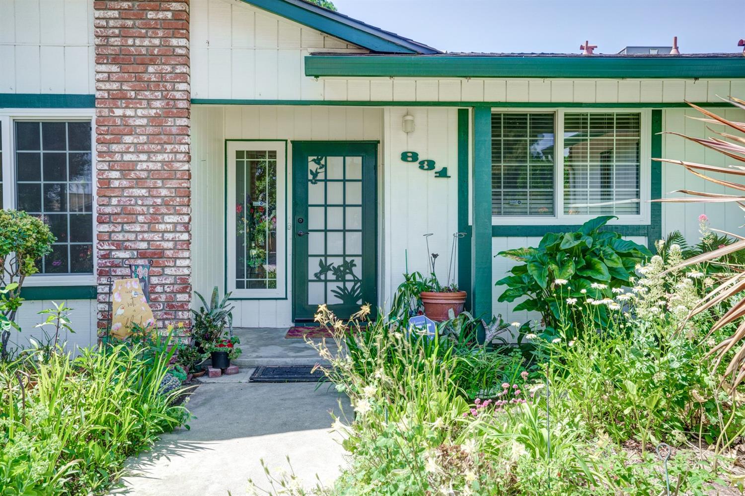 831 Redwood Lane Lemoore, CA 93245 - Photo 3 of 25