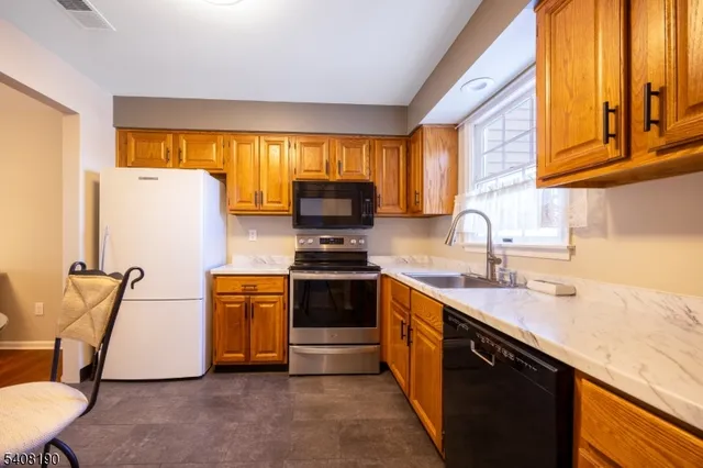 $2,100 | 147 Mockingbird Court, Three Bridges, NJ 08887