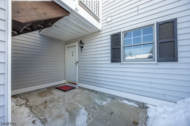 $2,100 | 147 Mockingbird Court, Three Bridges, NJ 08887