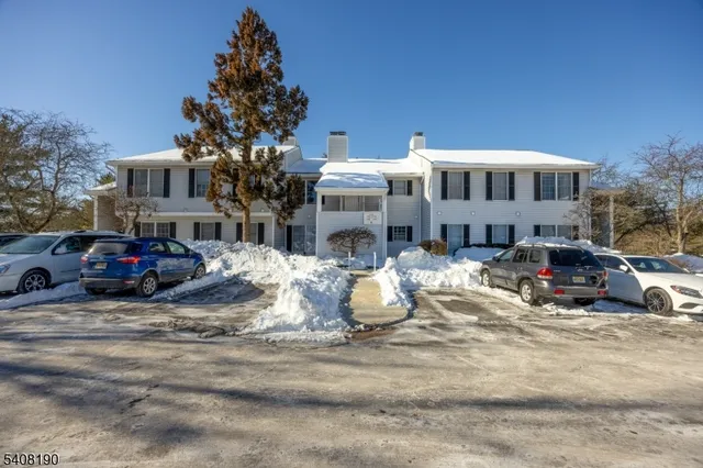 $2,100 | 147 Mockingbird Court, Three Bridges, NJ 08887