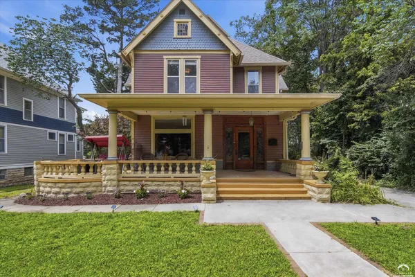 $319,900 | 411 Southwest Woodlawn Avenue, Topeka, KS 66606