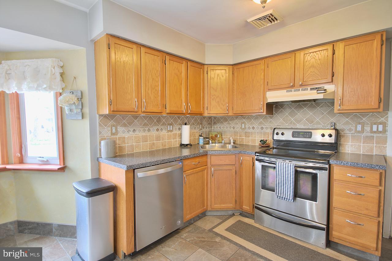 68 Valley Road Levittown, PA 19057 - Photo 3 of 16 Gallery Image 3
