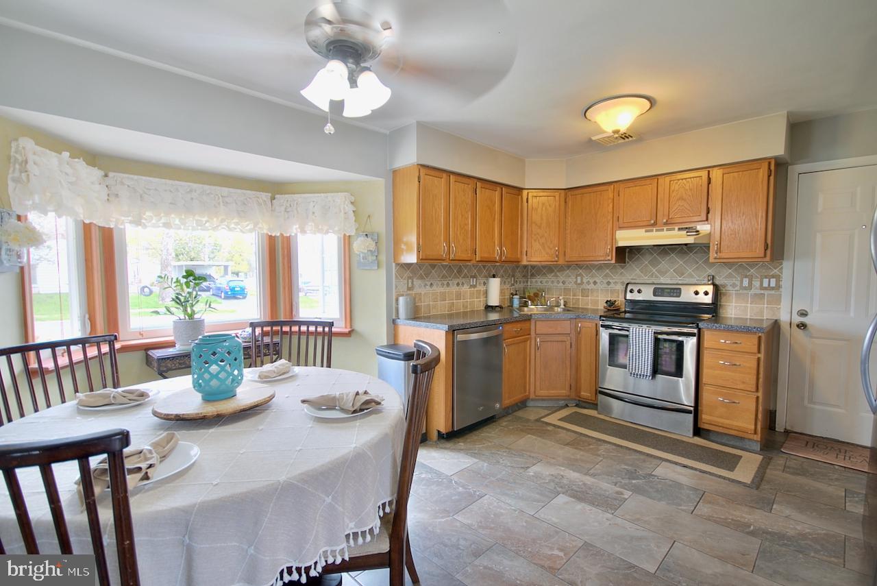 68 Valley Road Levittown, PA 19057 - Photo 4 of 16 Gallery Image 4