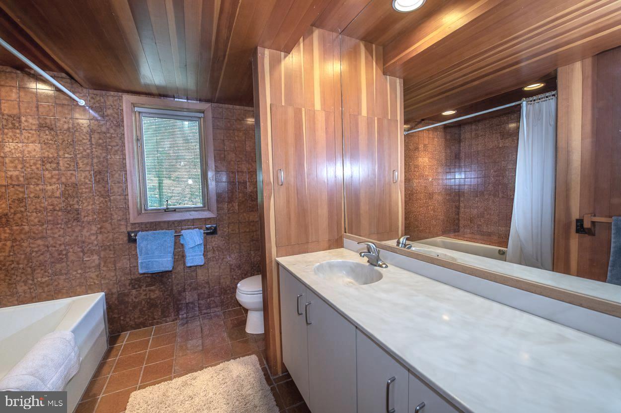 5 Timber Fare Spring Spring House, PA 19477 - Photo 38 of 63 Hall Bath