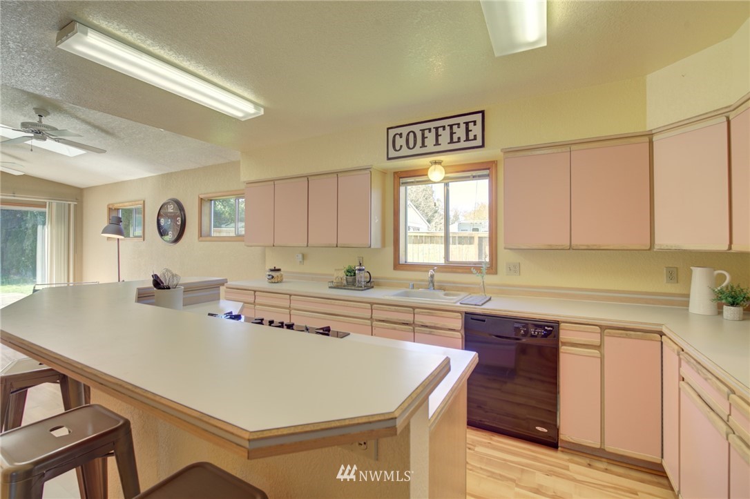 3210 Russet Road Brier, WA 98036 - Photo 16 of 40 Gallery Image 16