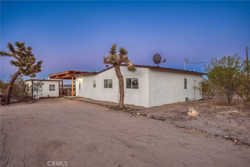 5235 Border Avenue Joshua Tree, CA 92252 - Photo 28 of 63 a view of a house with a yard