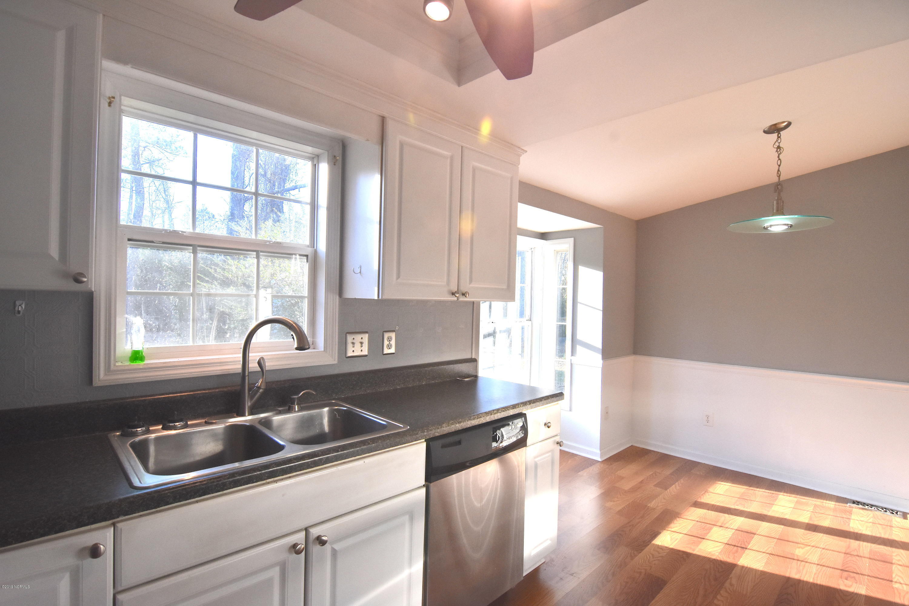 5455 County Line Road New Bern, NC 28562 - Photo 16 of 39 Kitchen and Dining