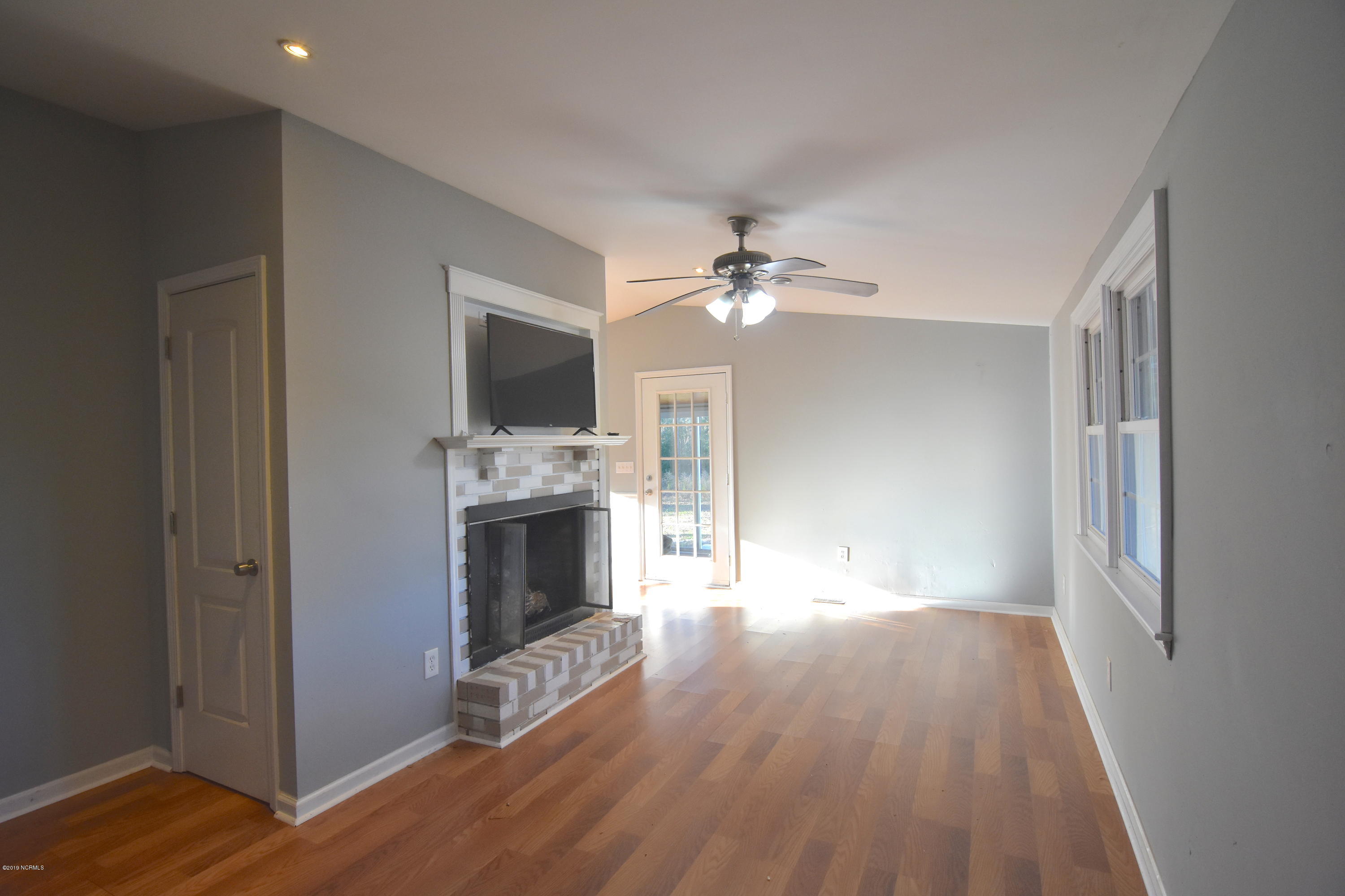 5455 County Line Road New Bern, NC 28562 - Photo 7 of 39 Living Room