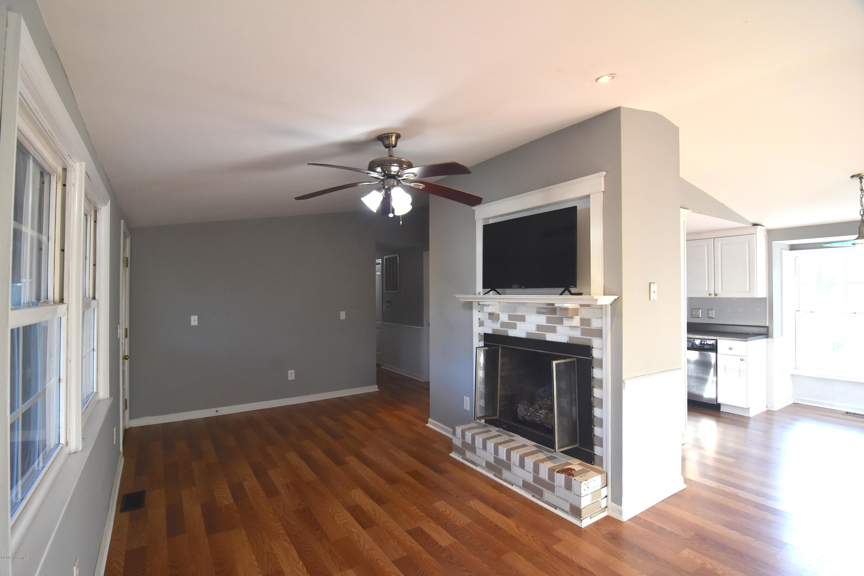 5455 County Line Road New Bern, NC 28562 - Photo 8 of 39 Living Room