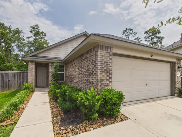 $2,200 | 1300 Winding Willow Drive, Pinehurst, TX 77362