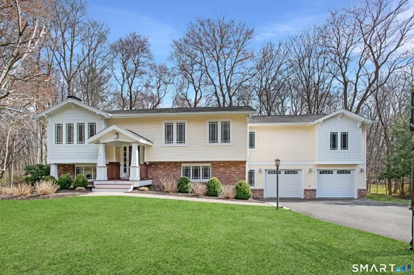 $995,000 | 61 Ashbee Lane, Ridgefield, CT 06877