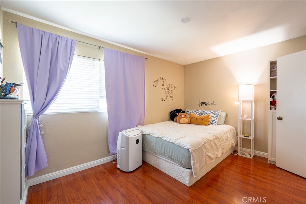 45 Oval Irvine, CA 92604 - Photo 22 of 40 a bedroom with a bed and a window
