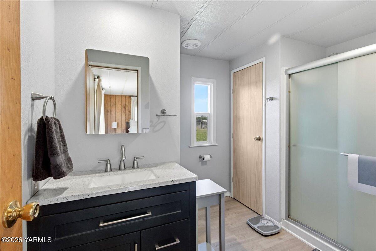 12401 Meadowbrook Road Yakima, WA 98903 - Photo 17 of 20 17 Primary Bathroom