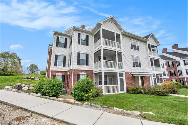 $279,900 | 1041 East Summerfield Glen Circle, Ann Arbor, MI 48103
