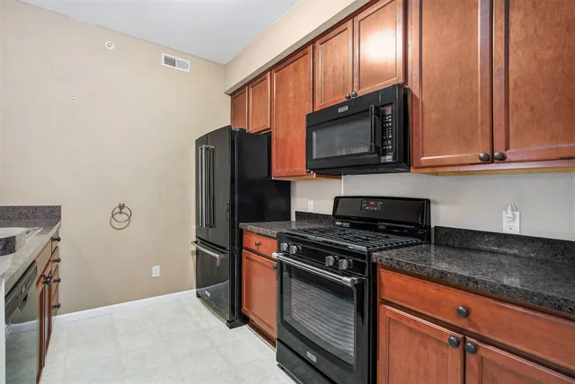 $279,900 | 1041 East Summerfield Glen Circle, Ann Arbor, MI 48103