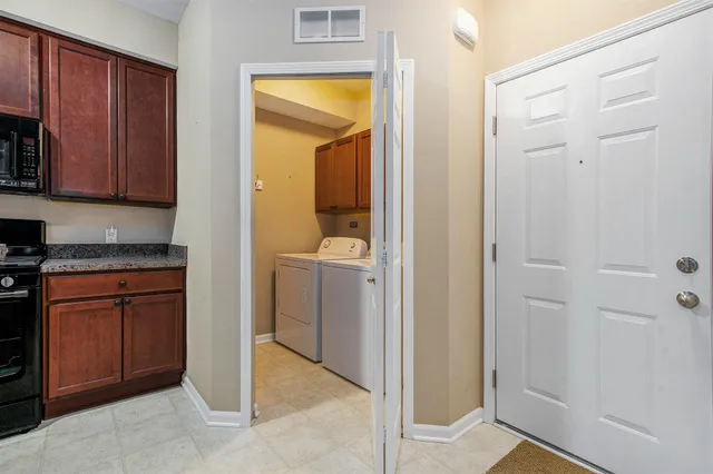 $279,900 | 1041 East Summerfield Glen Circle, Ann Arbor, MI 48103