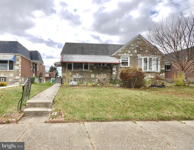 a front view of house with yard