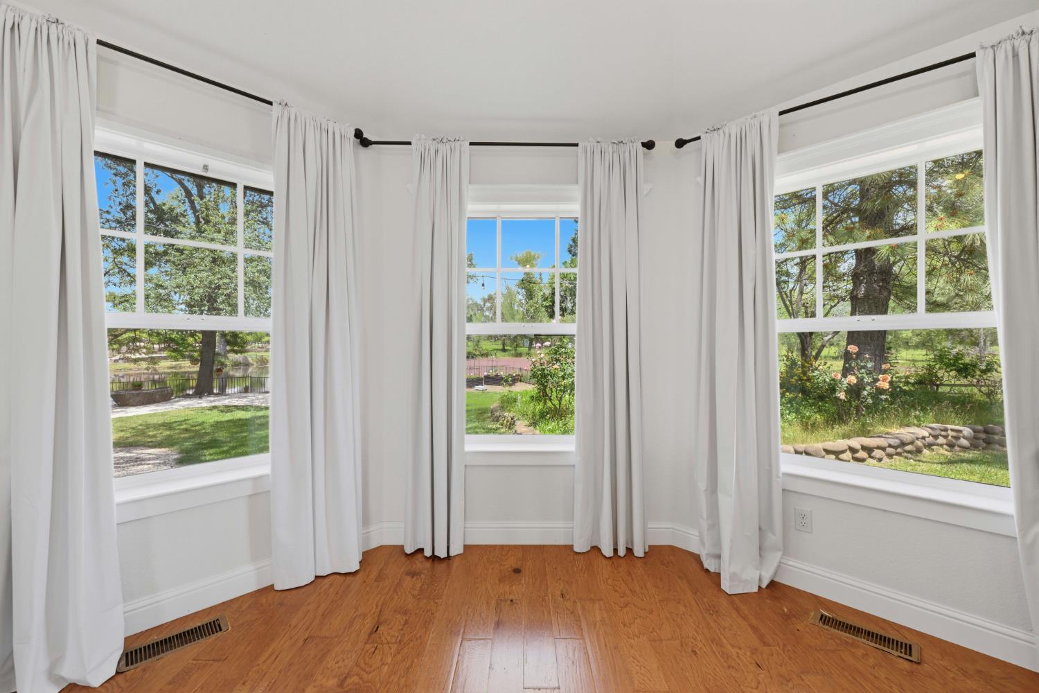 10120 Shenandoah Road Plymouth, CA 95669 - Photo 61 of 86 a bedroom with a bed and a window