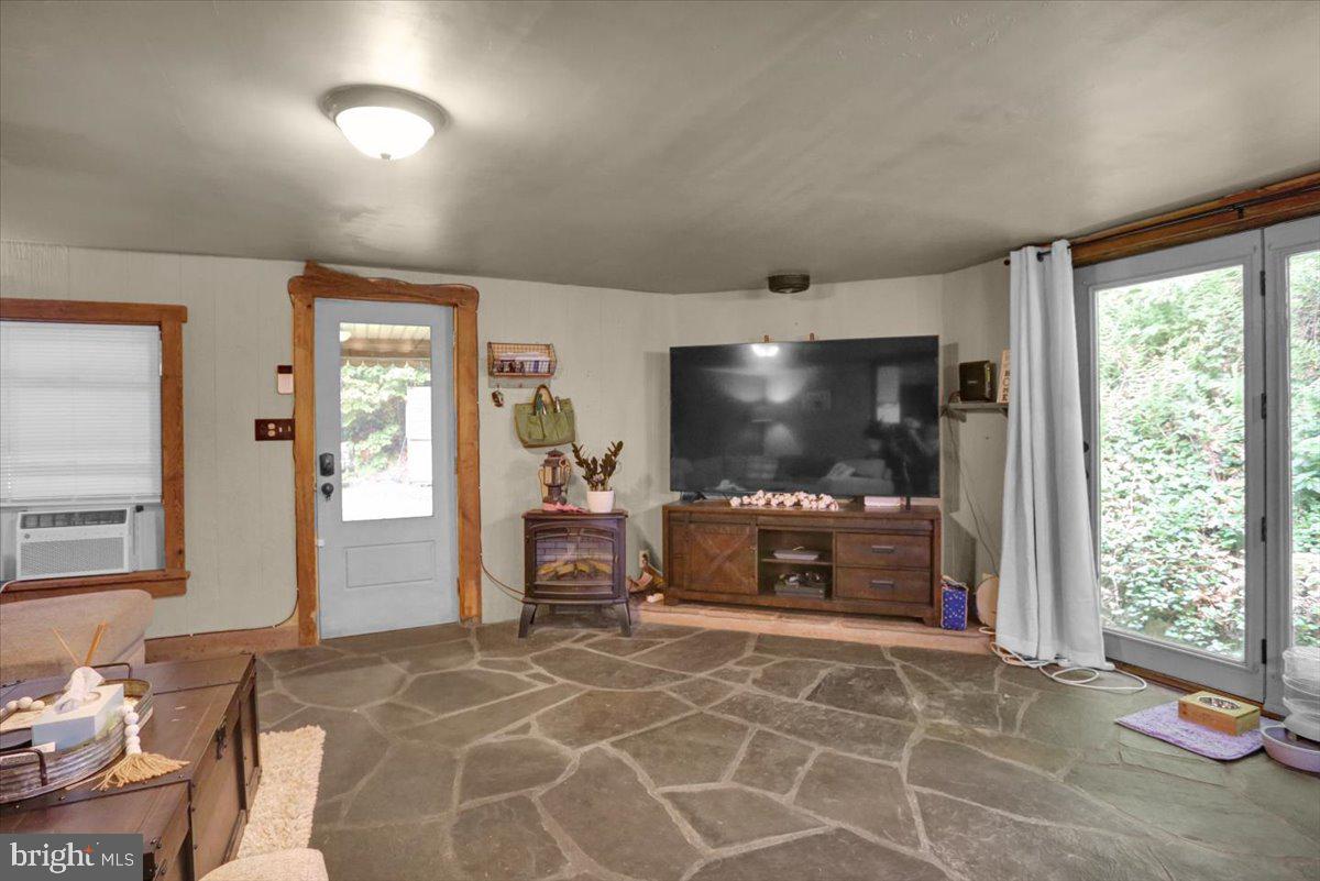 41 Fox Road Fleetwood, PA 19522 - Photo 12 of 25 Living Room