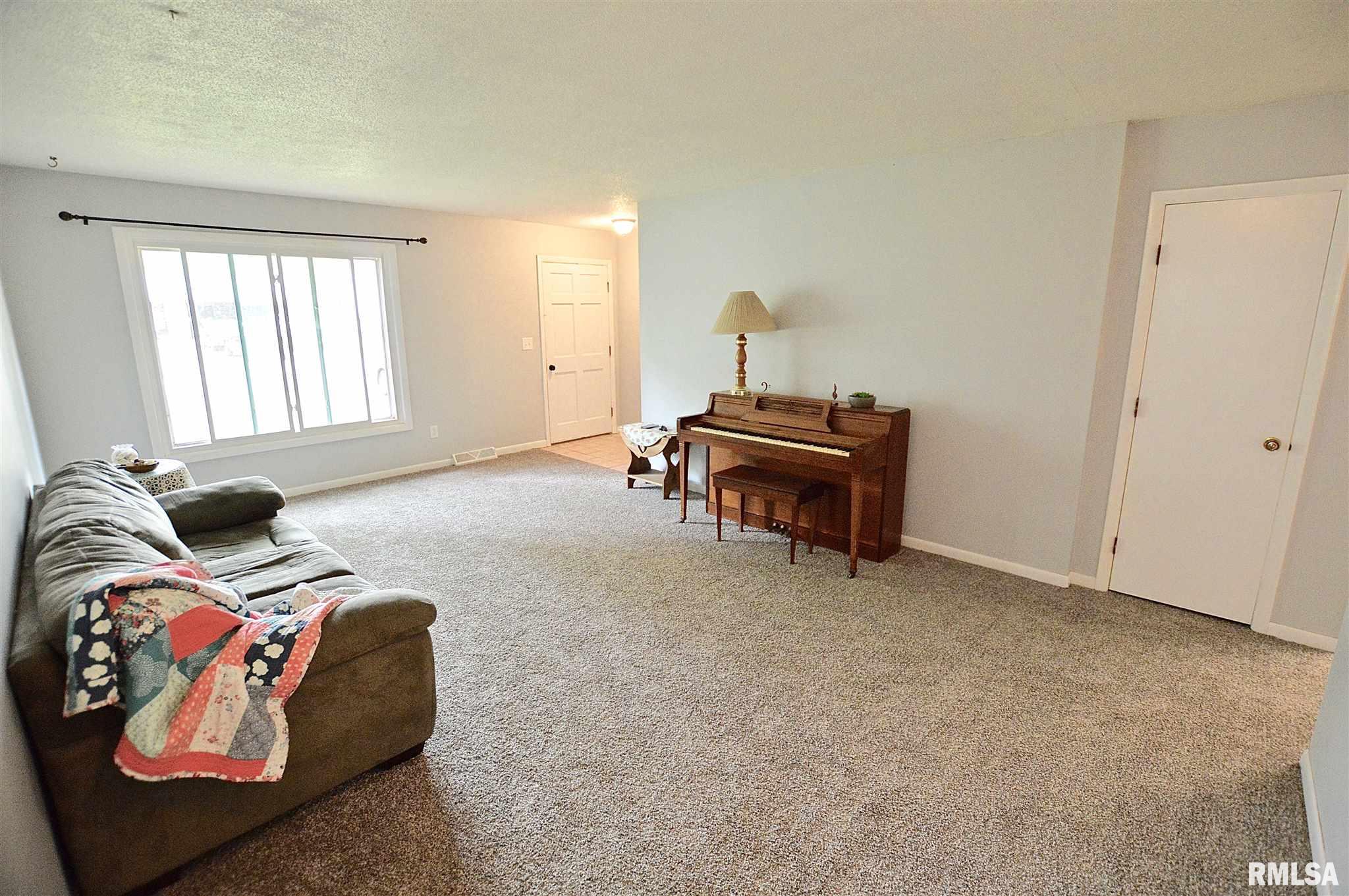 708 Deerfield Road Chatham, IL 62629 - Photo 4 of 24 Gallery Image 4