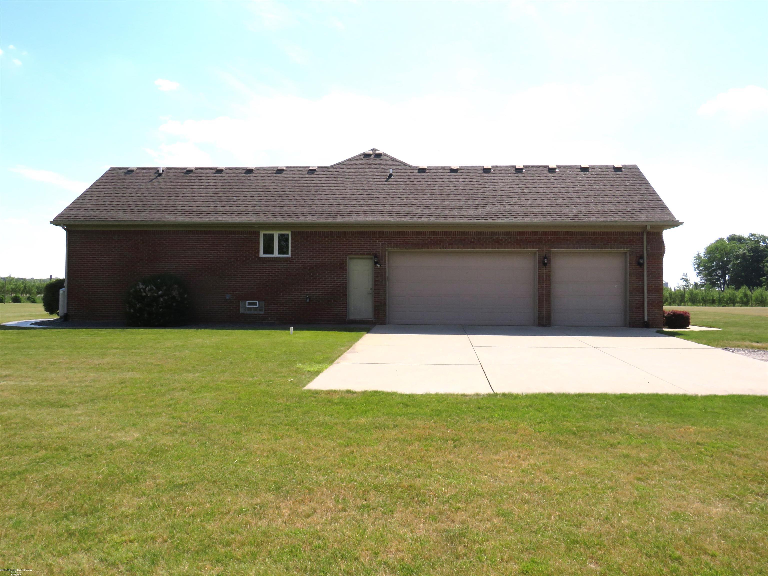 17201 Armada Center Road Armada, MI 48005 - Photo 3 of 33