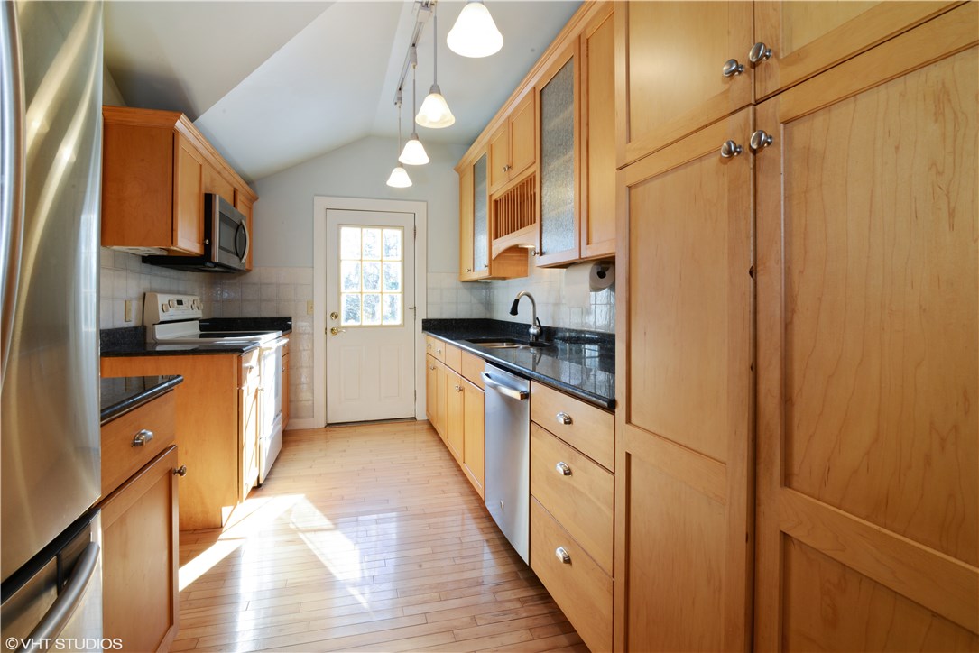 203 Warren Road Westerly, RI 02891 - Photo 3 of 15