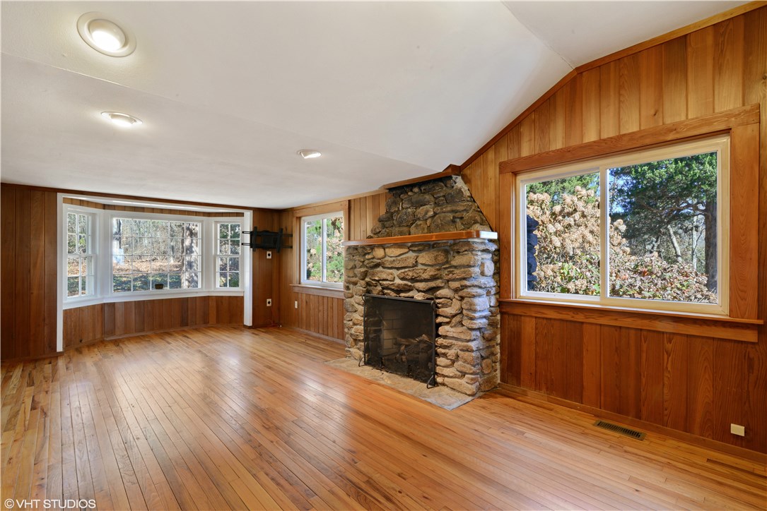 203 Warren Road Westerly, RI 02891 - Photo 4 of 15