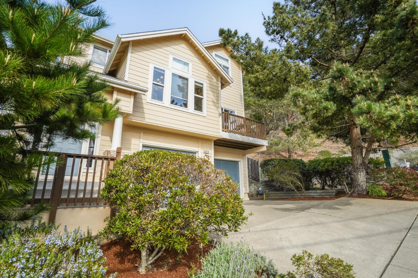 521 Monterey Road, Unit B Pacifica, CA 94044 - Photo 3 of 54 front view of a house with a street