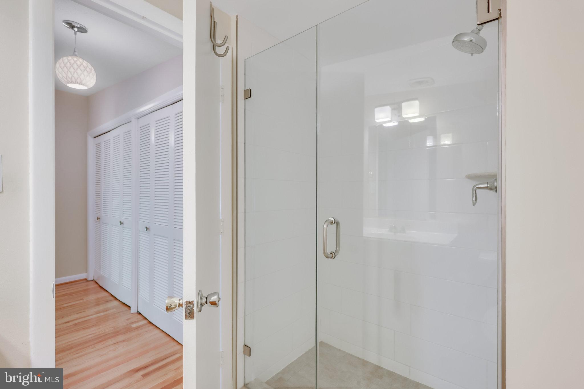 11234 South Shore Road Reston, VA 20190 - Photo 16 of 37 Primary Bathroom