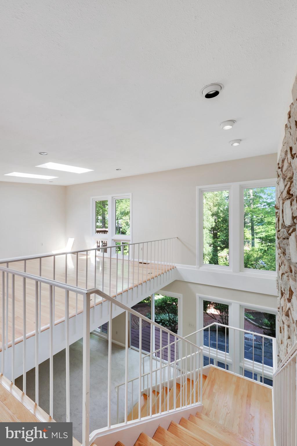11234 South Shore Road Reston, VA 20190 - Photo 21 of 37 Staircase