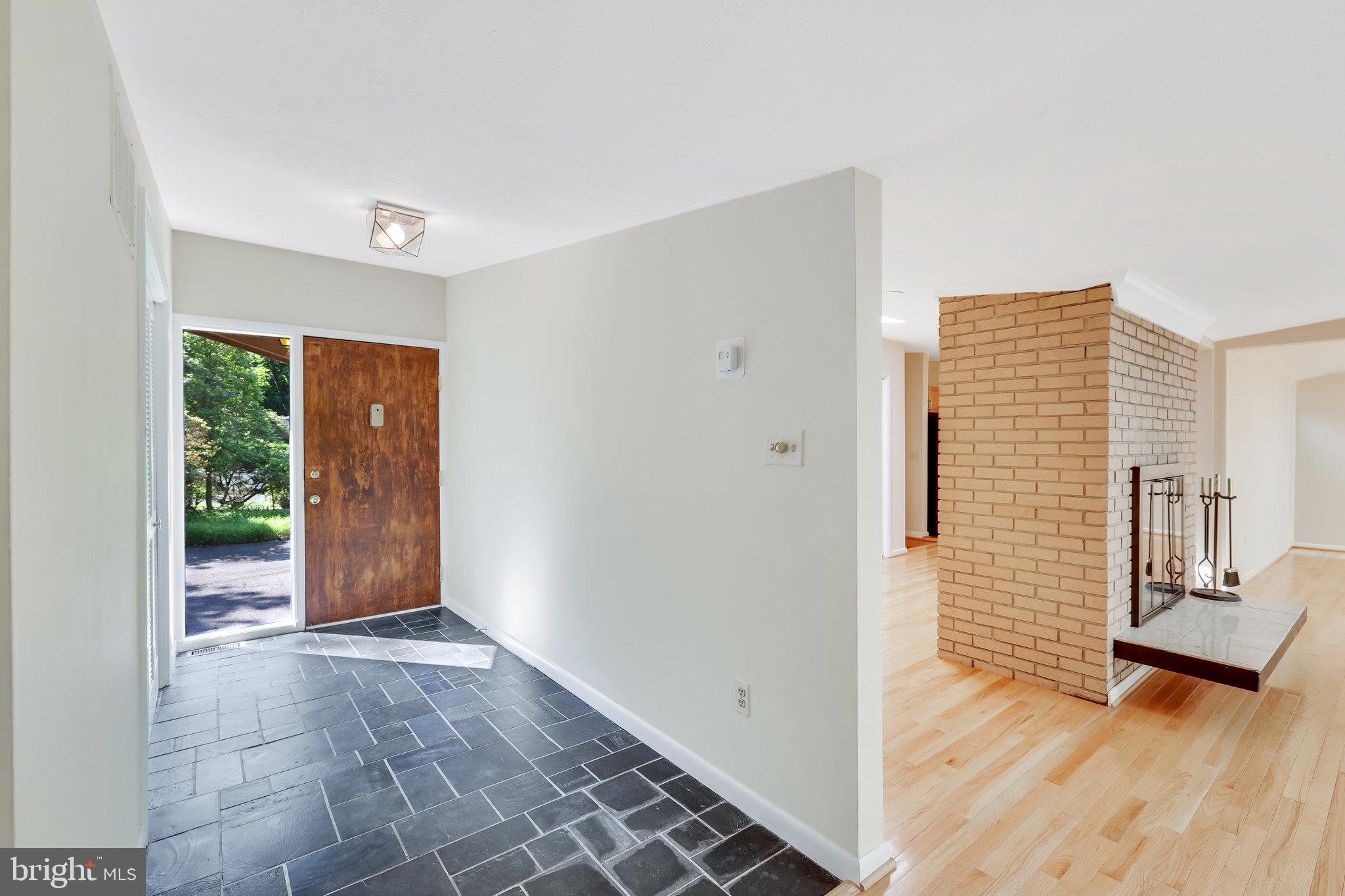 11234 South Shore Road Reston, VA 20190 - Photo 3 of 37 Foyer