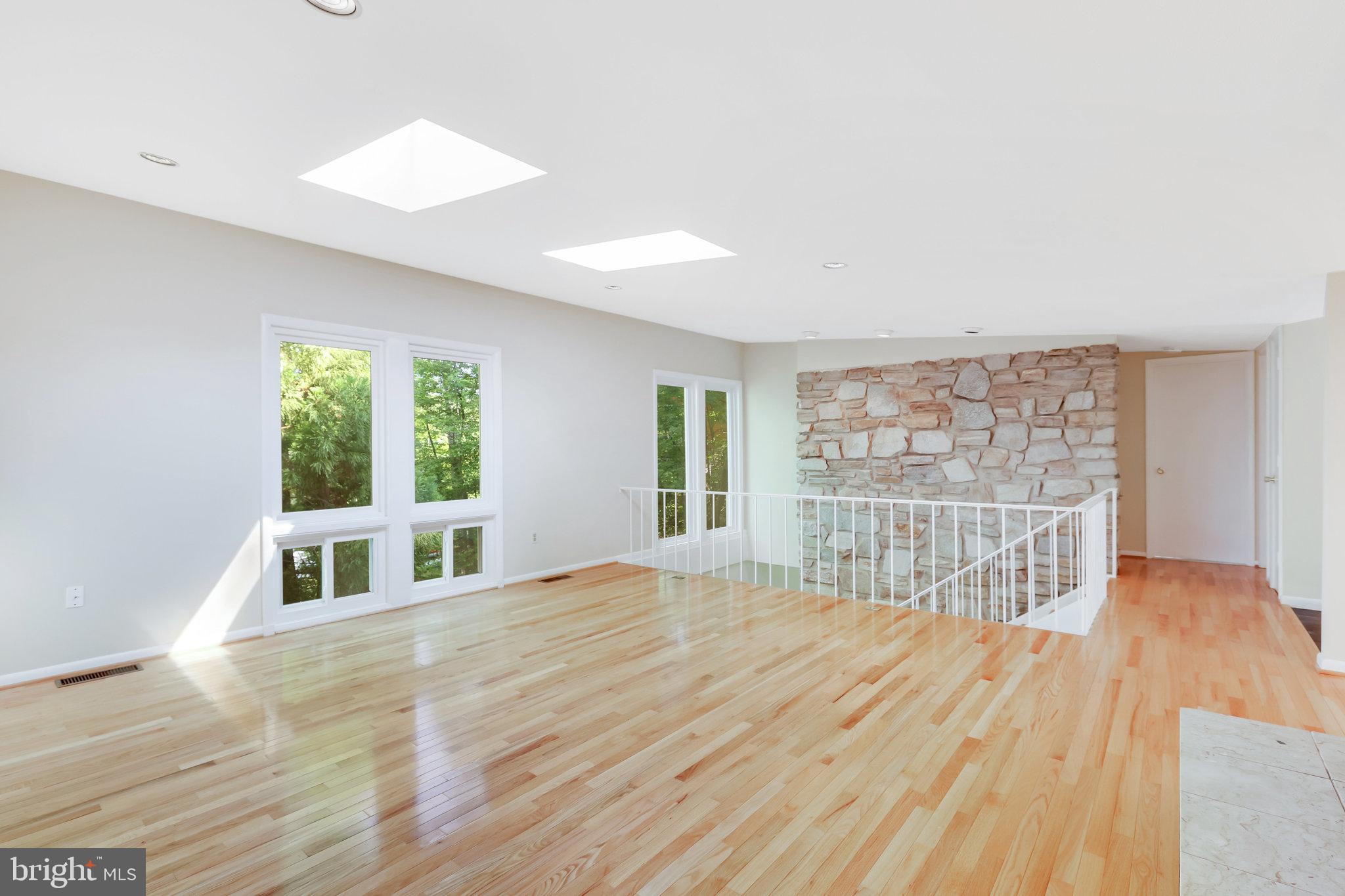 11234 South Shore Road Reston, VA 20190 - Photo 4 of 37 Living Room