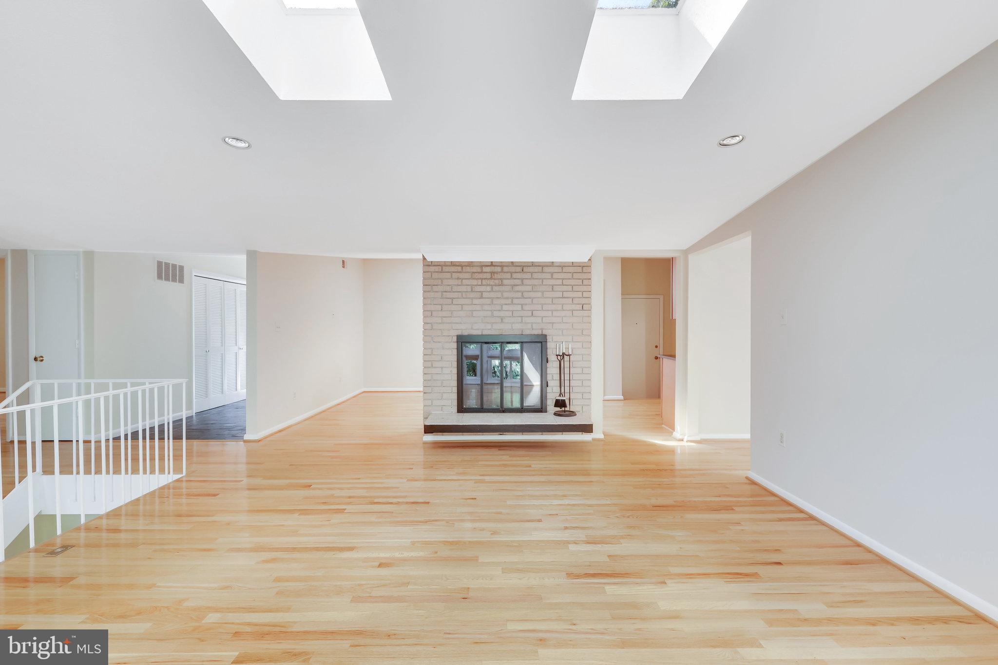 11234 South Shore Road Reston, VA 20190 - Photo 5 of 37 Living Room