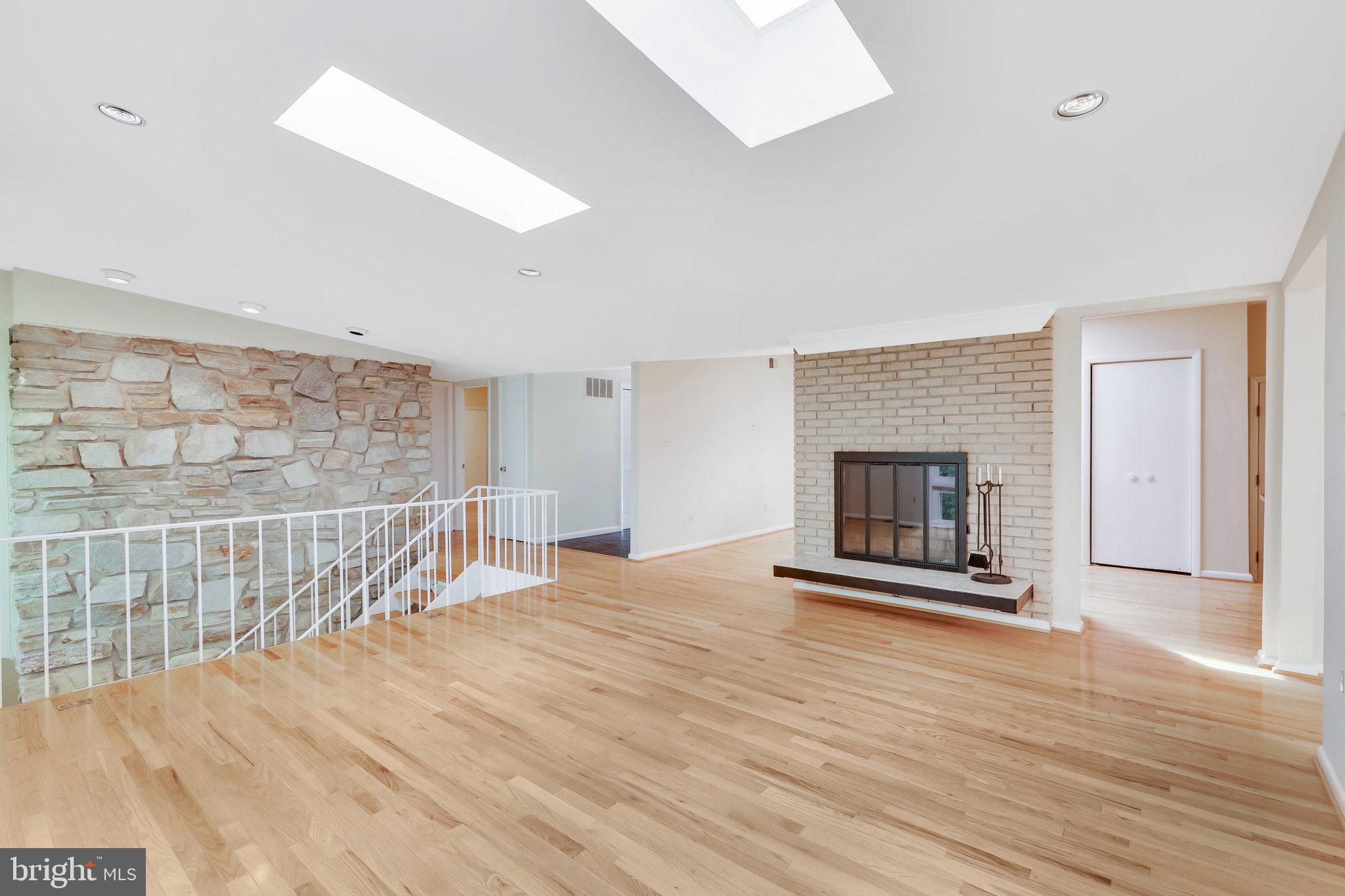 11234 South Shore Road Reston, VA 20190 - Photo 6 of 37 Living Room