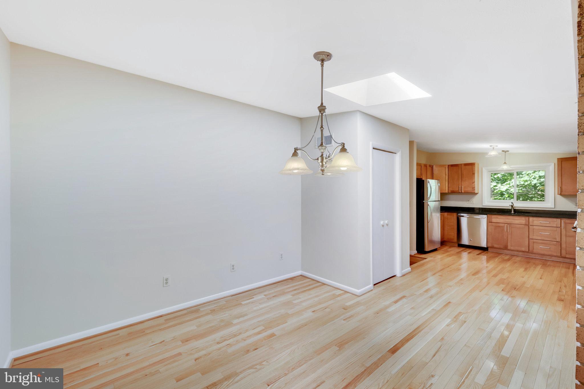 11234 South Shore Road Reston, VA 20190 - Photo 7 of 37 Eat-in Kitchen with Pantry