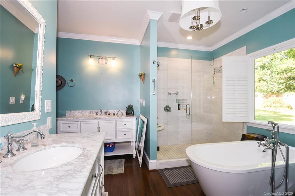 5644 Londonderry Road Charlotte, NC 28210 - Photo 16 of 23 a bathroom with a sink a toilet and a mirror