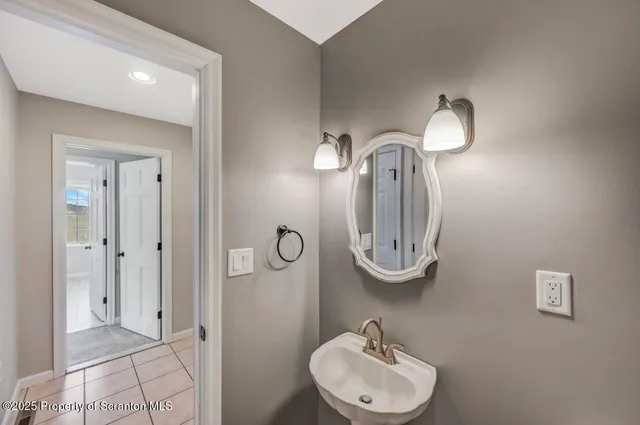 a black and white photo of a living room