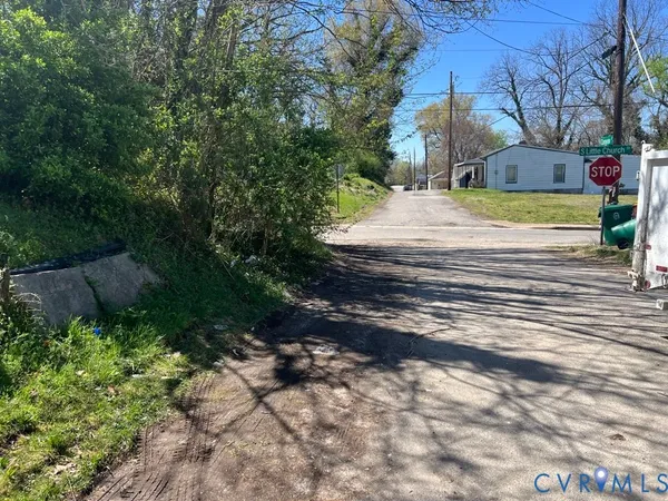 a view of yard with tree in the background