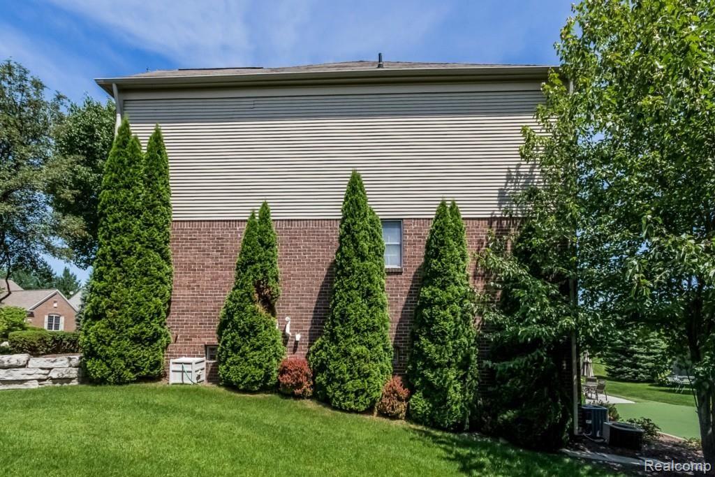 1046 Miners Run Rochester, MI 48306 - Photo 69 of 74 069-Side_View-1841960-medium.jpg