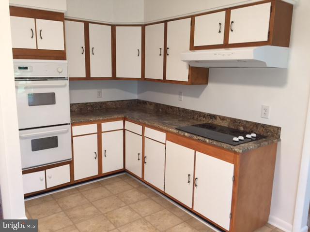 9301 Kirkdale Road Bethesda, MD 20817 - Photo 2 of 16 Kitchen