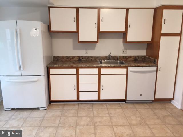 9301 Kirkdale Road Bethesda, MD 20817 - Photo 3 of 16 Kitchen