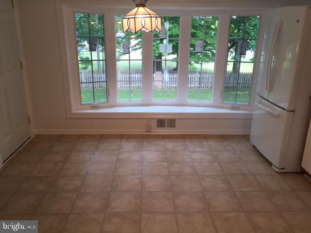 9301 Kirkdale Road Bethesda, MD 20817 - Photo 4 of 16 Eat in kitchen