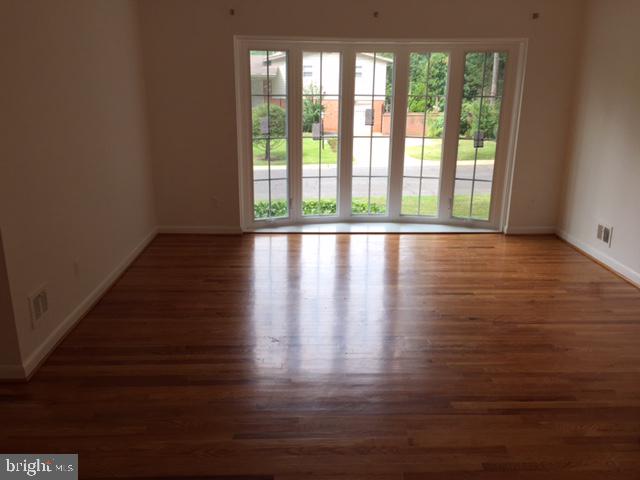 9301 Kirkdale Road Bethesda, MD 20817 - Photo 6 of 16 Living Room