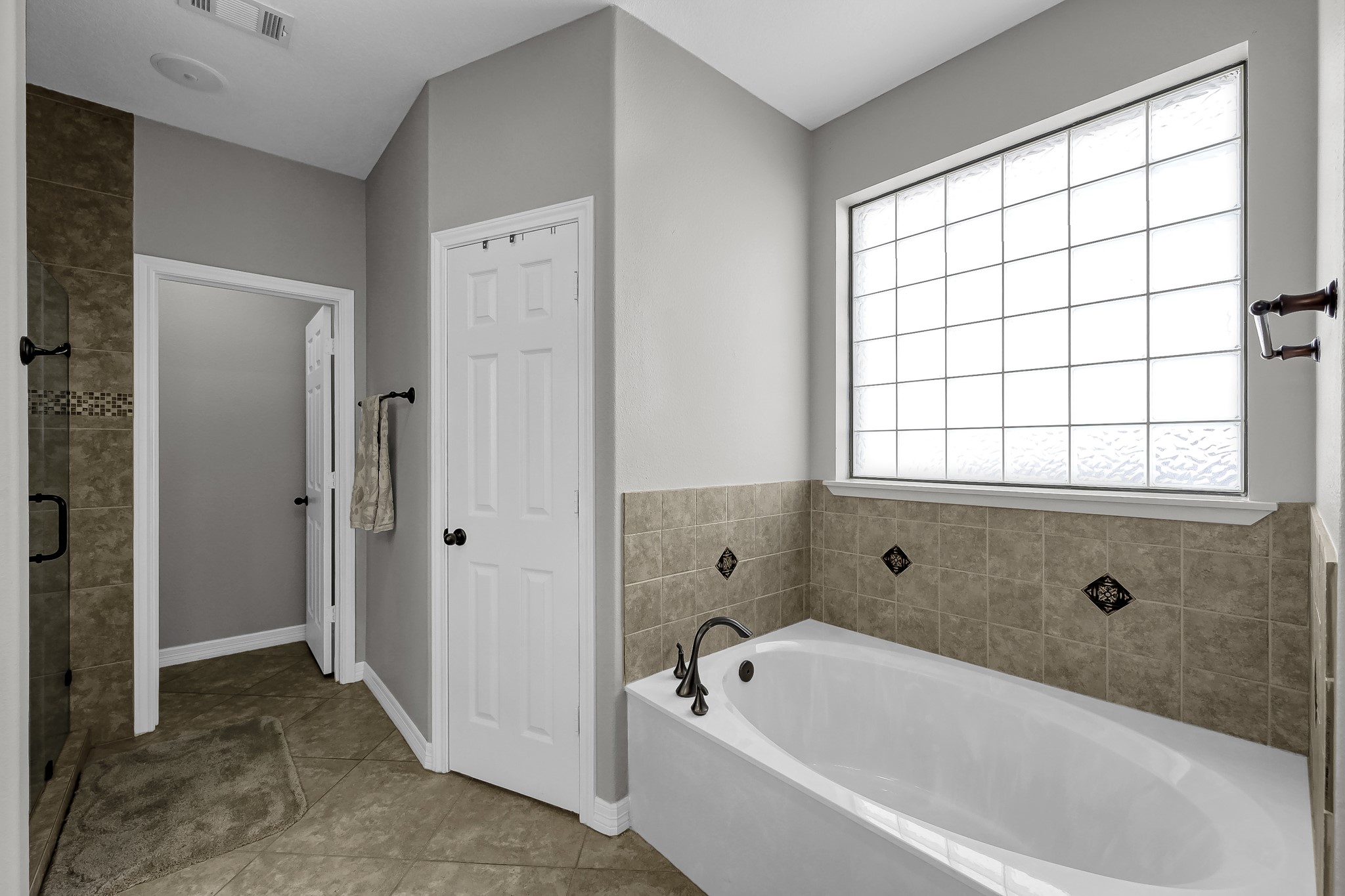 12394 Pebble View Drive Conroe, TX 77304 - Photo 22 of 49 Unwind in this luxurious soaker tub, perfect for relaxing after adventures on Lake Conroe.